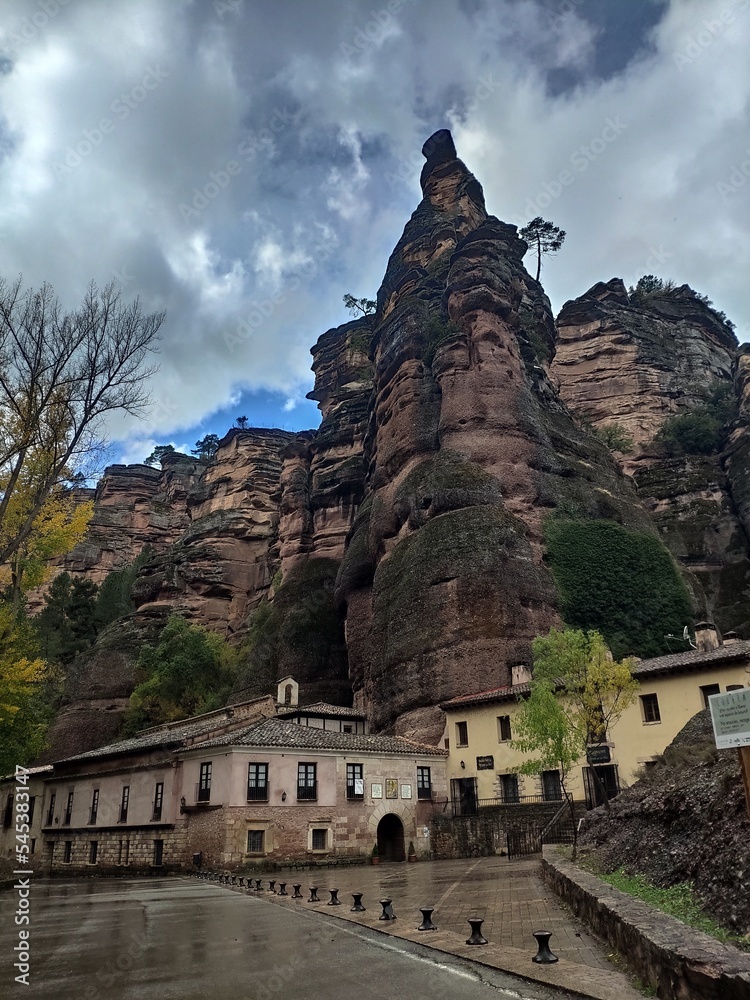 monasterio Ermita de la Virgen de la Hoz con una montaña Stock Photo ...