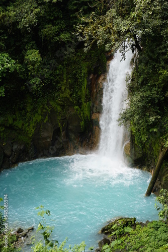 Fototapeta Naklejka Na Ścianę i Meble -  waterfall with crystal clear blue water in costa rica