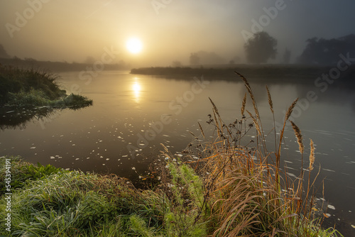 sonnenaufgang über der mulde im nebel