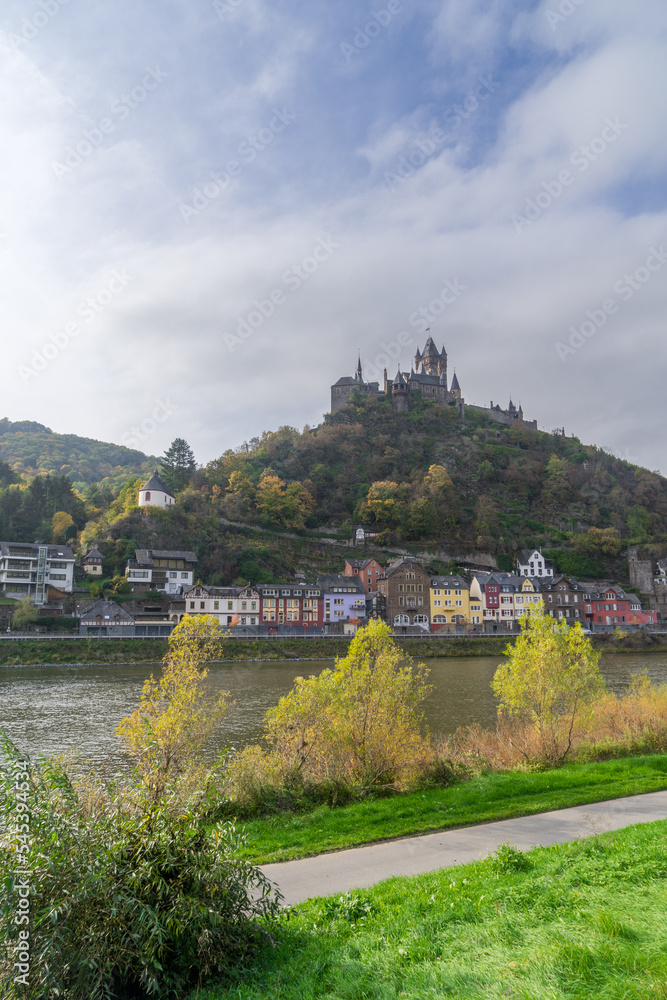 Fotografie View to the german castle called Reichsburg in the city Cochem