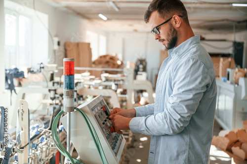 Fotografie Machine operator is busy by setting up a device