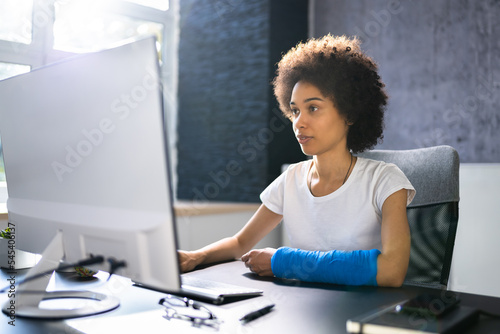 Bilde på lerret Injured Worker Compensation. Broken Arm African Woman
