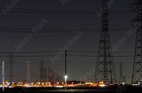 国道の夜景 電線と街頭