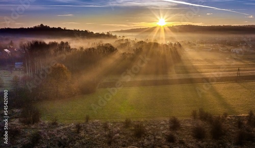 Poranny widok pól o wsi z promieniami słońca jesienią