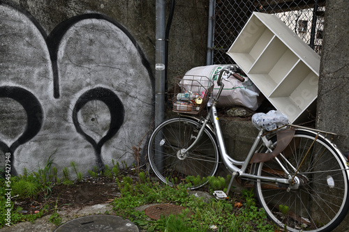 自転車や棚の粗大ごみの不法投棄