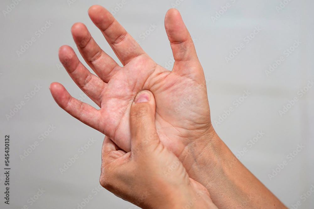 Pain in a female palm. Woman With Painful Hand. Pain and numbness in fingertips and palms foto