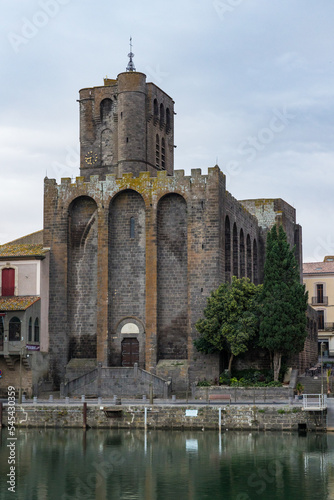 Cathédrale Saint-Étienne d'Agde, au bord du fleuve Hérault, construite en pierre volcanique noire © Ldgfr Photos