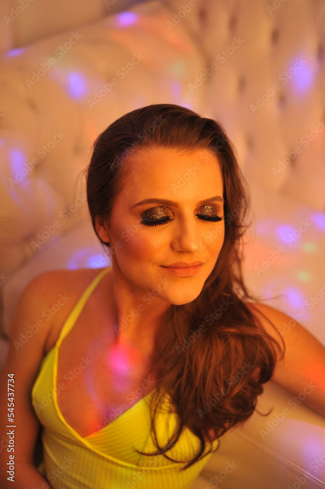 Fototapeta premium mulher sexy olhar penetrante luzes da noite 