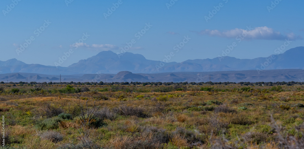 Halbwüstenlandschaft und Gebirge bei Oudtshoorn Südafrika
