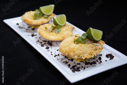 ostras rellenas con vegetales y queso gratinado photo