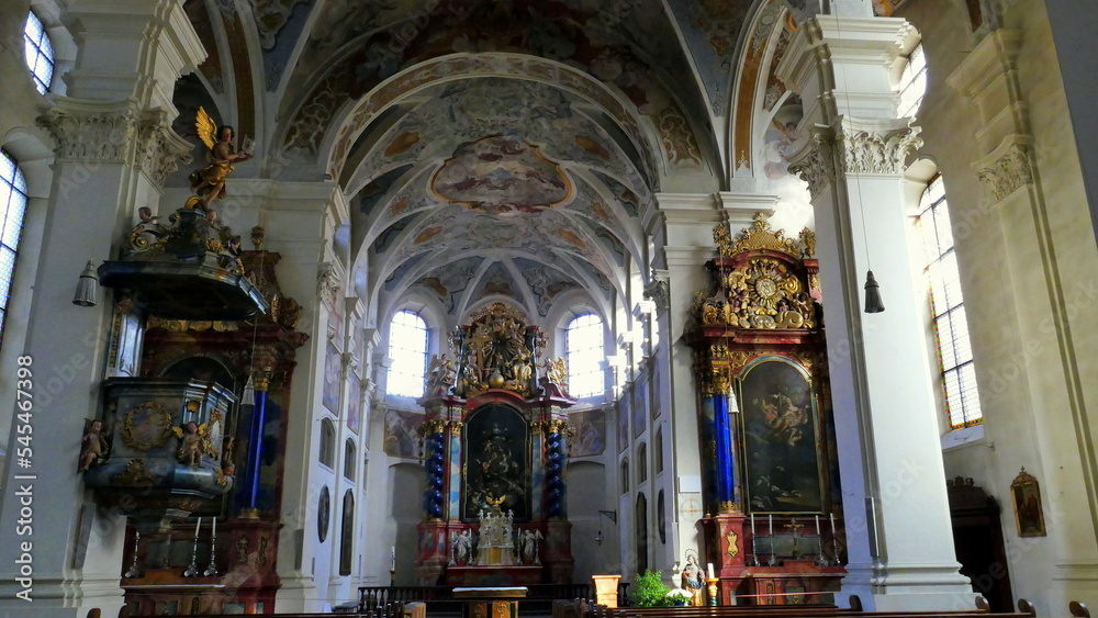 Innenraum der gotischen Kapellenkirche in Rottweil mit herrlicher Architektur und Ausstattung