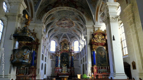 Innenraum der gotischen Kapellenkirche in Rottweil mit herrlicher Architektur und Ausstattung