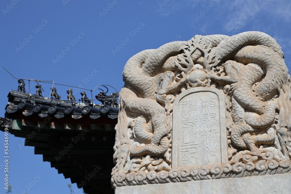Obraz premium Closeup shot of white Traditional Chinese of stone tablet in Zhihua Temple, Beijing under blue sky