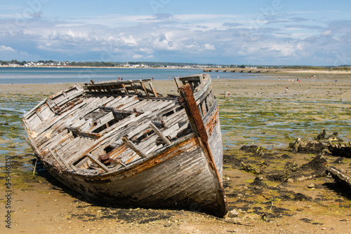 épave de bateau ancien échouée sur une plage
