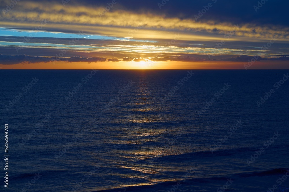 Obraz premium Beautiful view of a sea under the sunrise