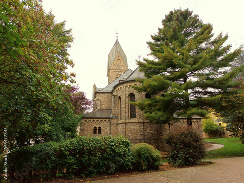 Kirche von Schöneberg im Soonwald in der Verbandsgemeinde Langenlonsheim-Stromberg im Landkreis Bad Kreuznach, Rheinland-Pfalz. 