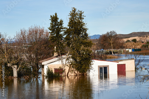 Casa inundada por una riada en Andosilla, Navarra, España. Casa aislada en un paisaje . photo