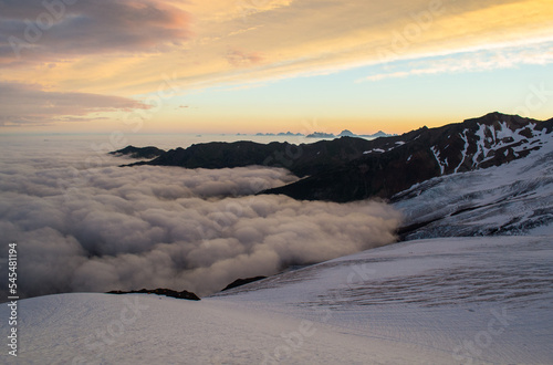 Above the sea of clouds and glaciers on Mount Baker © Jacob