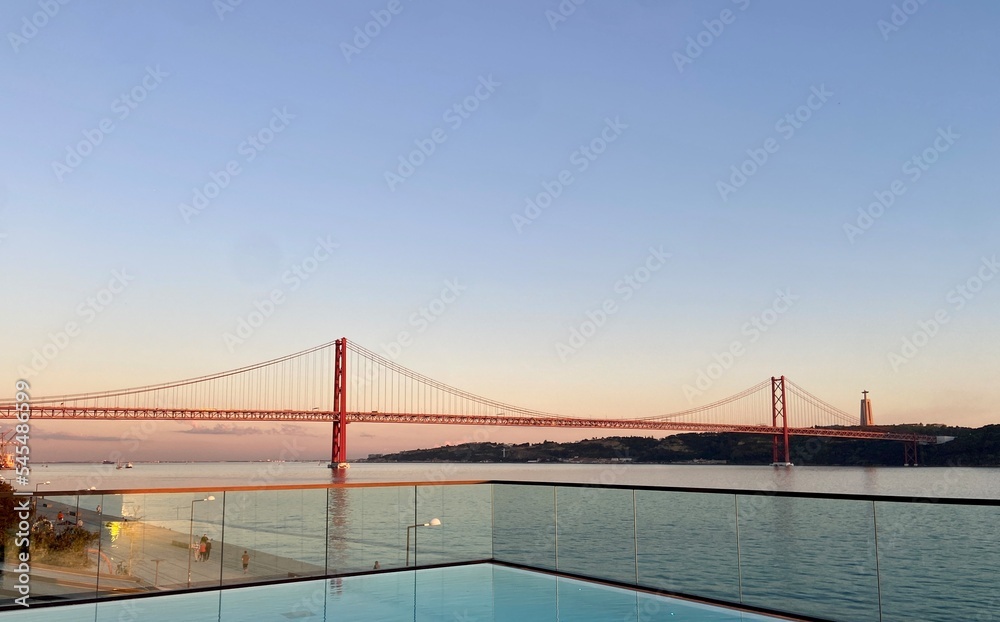 Obraz premium lisbon suspended bridge
