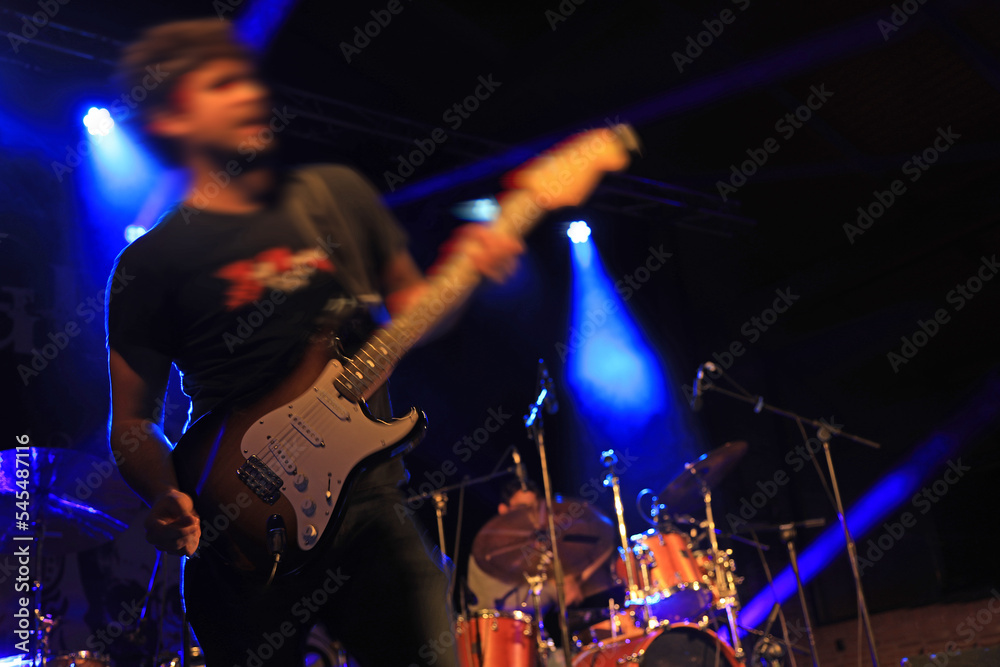 Obraz premium músico tocando la guitarra eléctrica en un concierto 4M0A4805-as22