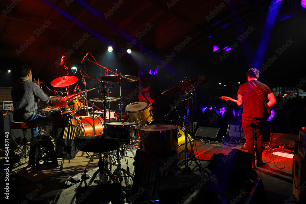 grupo de músicos de rock jazz tocando en un concierto en el escenario 4M0A5010-as22 - obrazy, fototapety, plakaty 