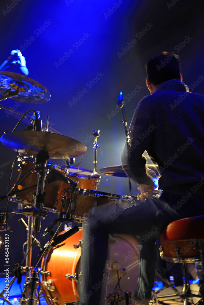 músico tocando la batería en un concierto 4M0A5319-as22