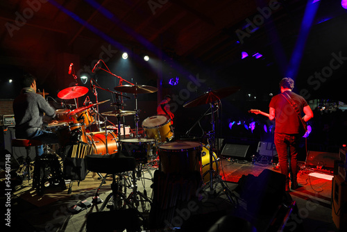 grupo de m  sicos de rock jazz tocando en un concierto en el escenario 4M0A5010-as22