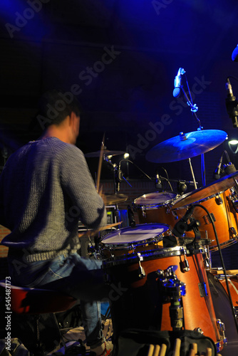 músico tocando la batería en un concierto 4M0A5516-as22