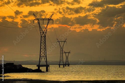 Torres eléctricas, estructura de gran altura cuya función principal es el soporte de  líneas de transmisión de energía eléctrica photo