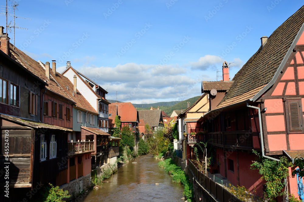 Vue sur la Weiss à à Kaysersberg (68) en Alsace, France