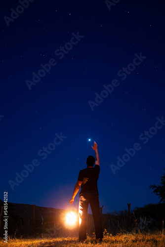 homem segurando uma lanterna photo