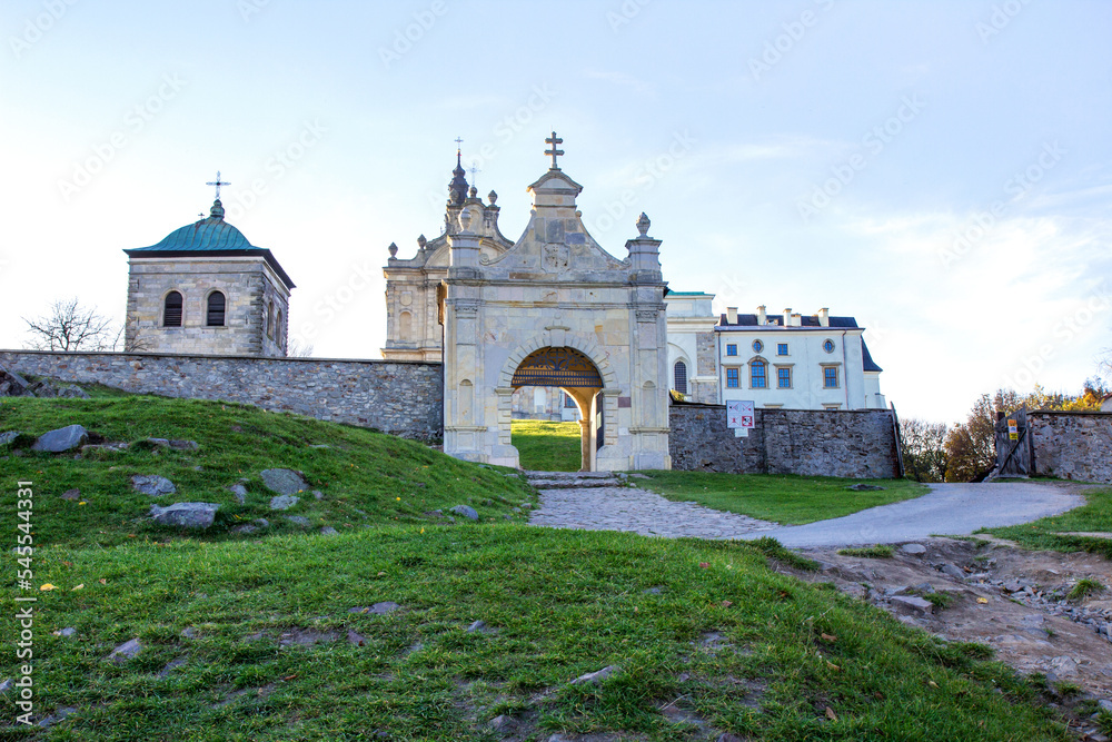 Klasztor Świętego Krzyża na szczycie Łysej Góry, Góry Świętokrzyskie, Polska