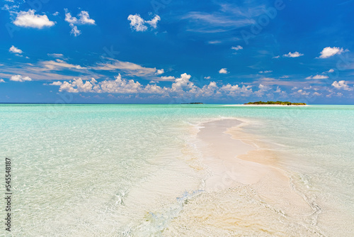 Fototapeta Naklejka Na Ścianę i Meble -  Beautiful sunny ocean beach on Maldives