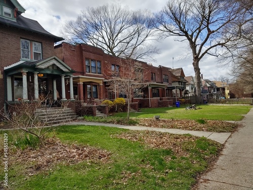 Cuadro en lienzo an urban block with variety of housing units and gracious front lawns