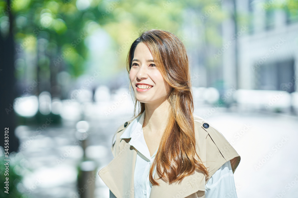 屋外での女性ポートレート