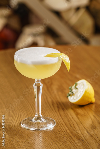 Obraz na plátně cocktail with lemon on table