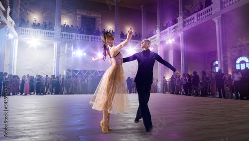 Fotografie, Obraz Couple dancers perform waltz on large professional stage