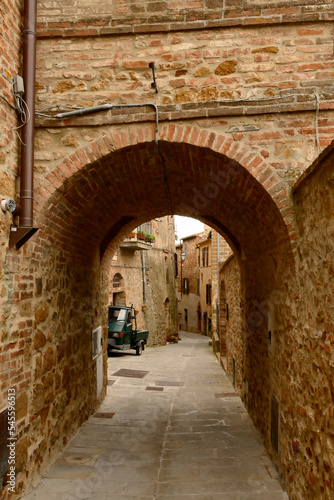 Montisi, borgo medievale in provincia di Siena. Toscana, Italy © anghifoto