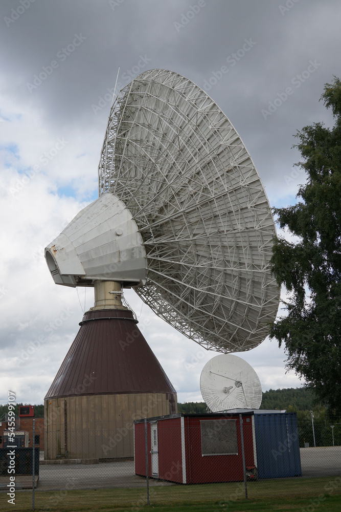 ogromny talerz satelitarny w Szwecji
