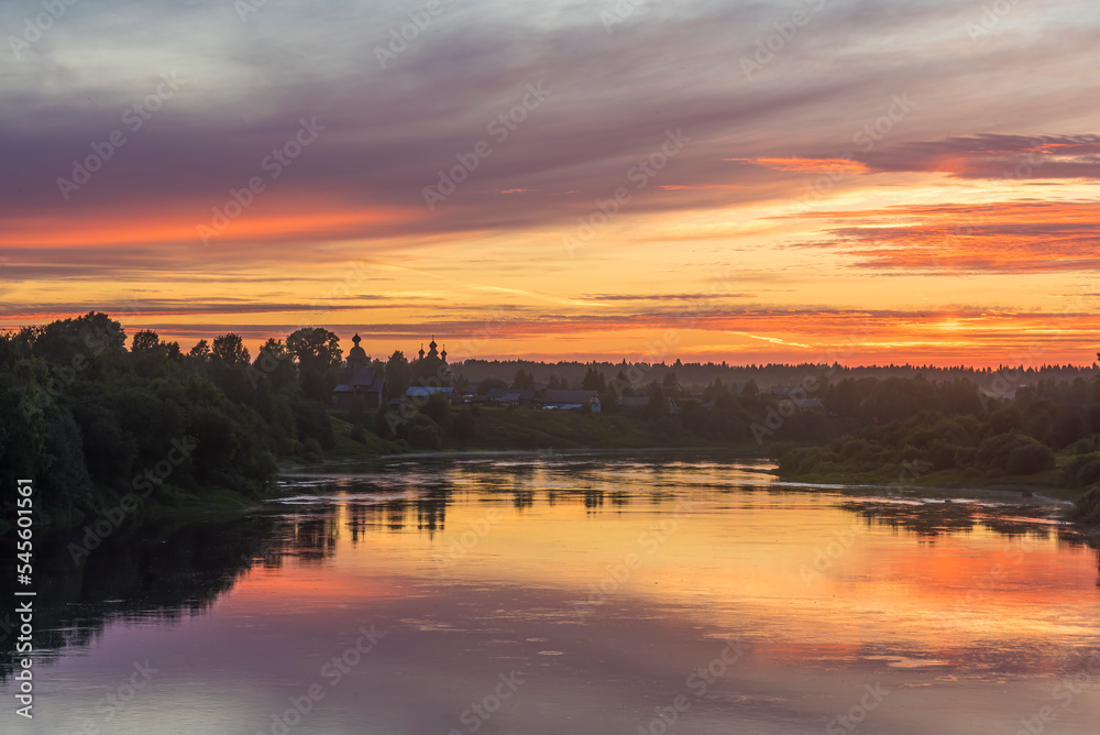 Obraz premium Evening sunset over the Onega River of the Arkhangelsk region in Russia. the concept of travel and tourism.