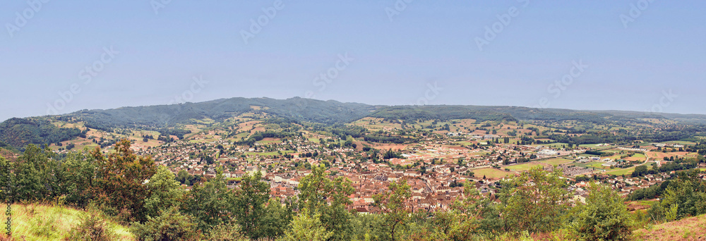 Saint-Céré, village médiévale au nord-est du Lot en Occitanie, vue depuis le sommet de la butte ou se dressent les vestiges du Castrum de Saint-Laurent-les-Tours