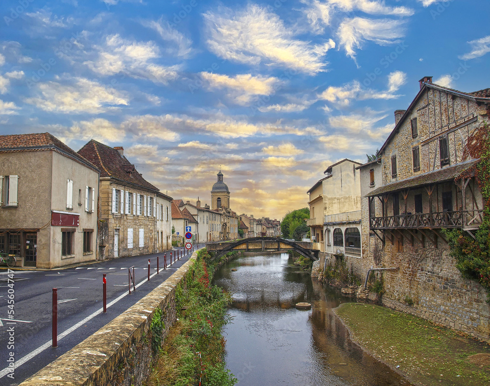 Saint-Céré village médiéval au nord-est du Lot en Occitanie. Ruisseau la Bave et Quai des Récollets et son église Saint-Céré village médiéval au nord-est du Lot en Occitanie. Ruisseau la Bave et Quai des Récollets et son église