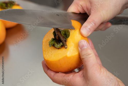 渋柿を包丁で皮剥き photo