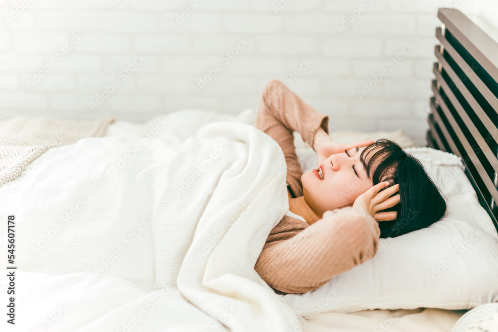 睡眠時に頭痛で眠れない不眠症の日本人女性(ベッドルーム)
睡眠時に頭痛で眠れない不眠症の日本人女性(ベッドルーム)