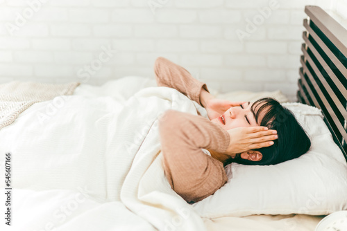 ベッドルームで悪夢を見て眠れない不眠症の日本人女性
