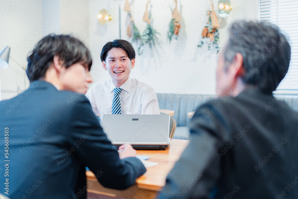 オフィスで会話をするビジネスマン オフィスで会話をするビジネスマン