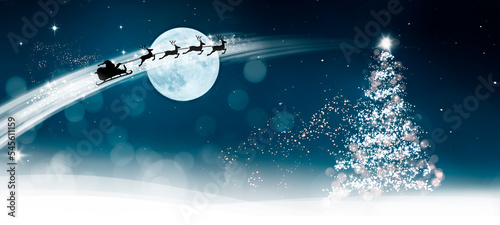 Santa Claus im Schlitten über einer Schneelandschaft bei Nacht
