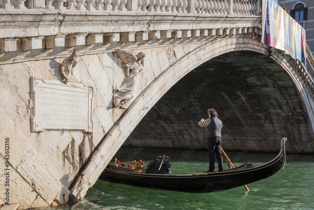 Venezia. Ponte di Rialto, Dettaglio della facciata con gondoliere in transito - obrazy, fototapety, plakaty 