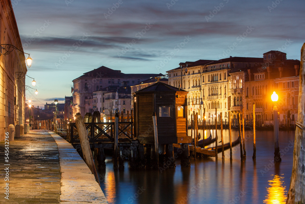Venezia. Punta della Dogana. Canal Grande con gondole e palazzi all' alba.