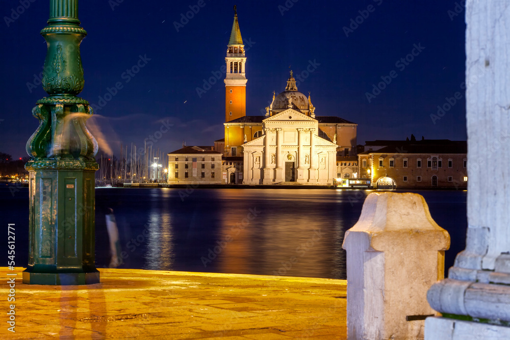 Naklejka premium Venezia. Veduta notturna di San Giorgio Maggiore da Punta della Dogana 